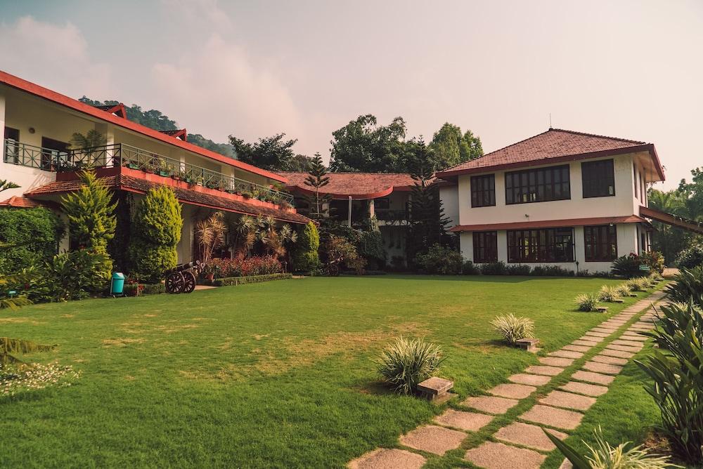 Amritara Ambatty Greens Resort Virajpet Extérieur photo